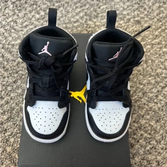 Jordan 1s size 7c girls - Picture 4 of 5